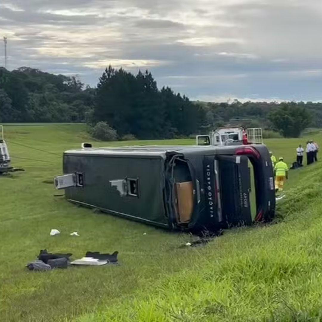 Ônibus da Viação Garcia tomba em rodovia no interior de são paulo