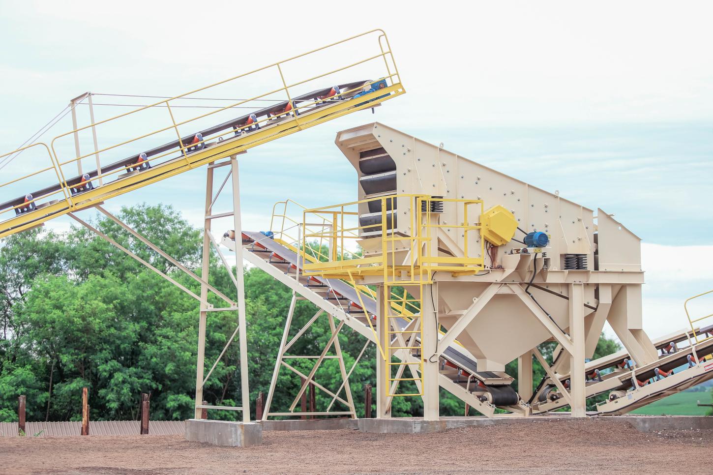 Prefeitura de Maringá inaugura usina que vai transformar resíduos de construção civil em materiais para manutenção de estradas rurais