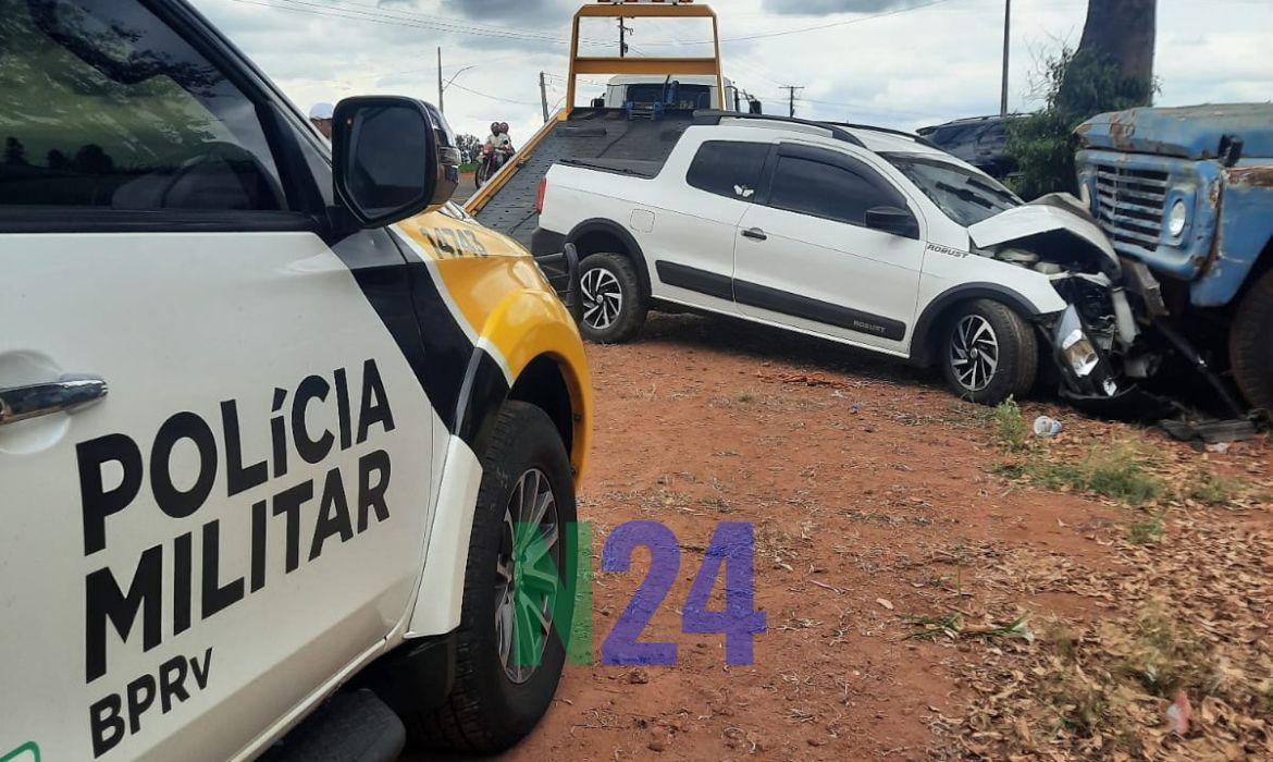 Saveiro colide com caminhão estacionado em ferro-velho na PR-082