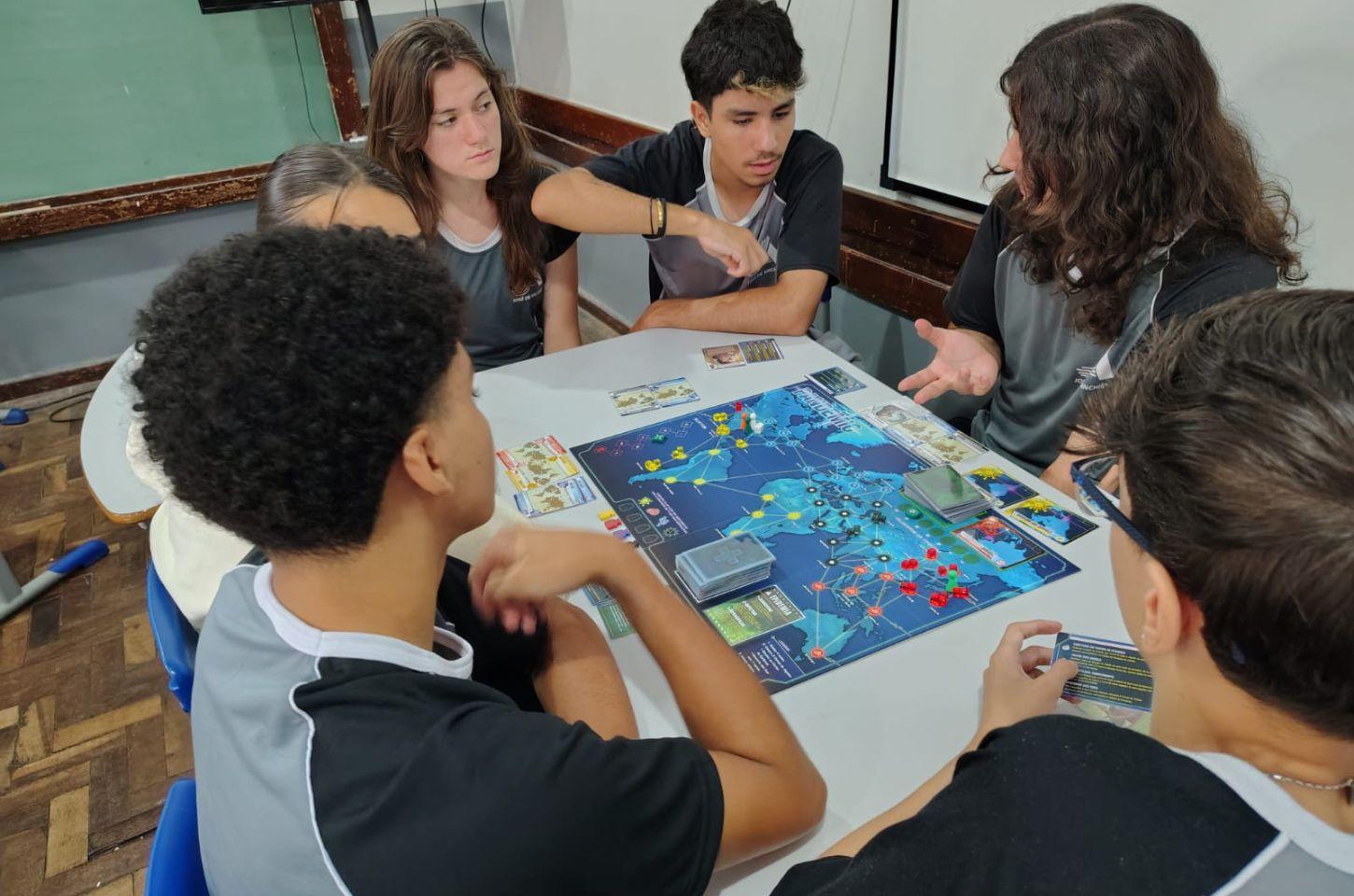 Fim das Telas, Início dos Tabuleiros: Restrição a Celulares Desperta Novos Interesses nas Escolas