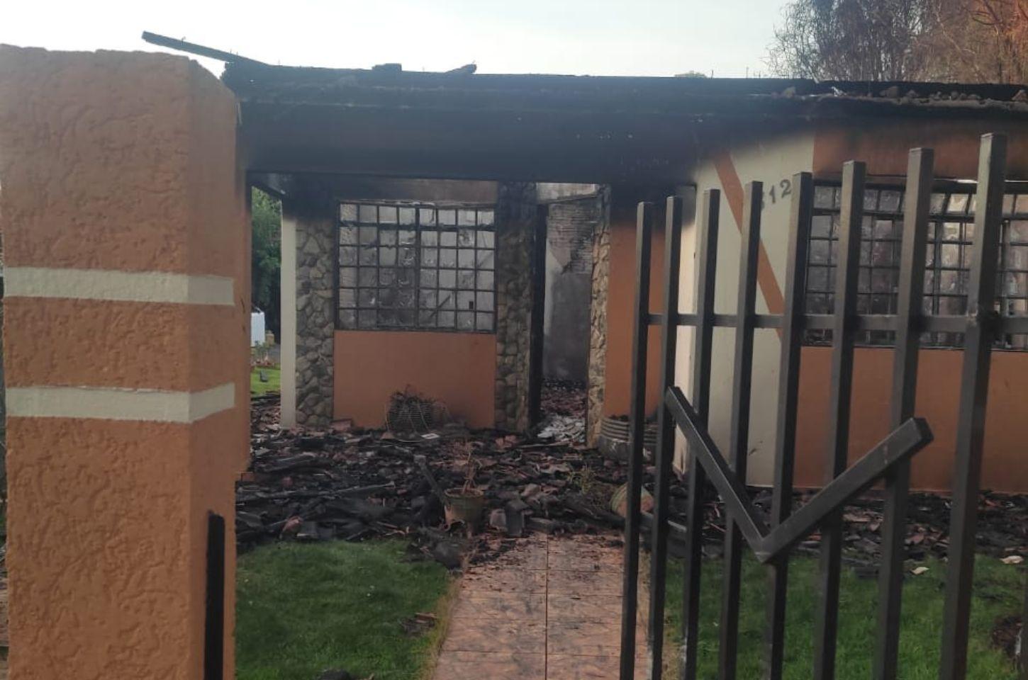 Incêndio em São Miguel do Cambuí Deixa Moradora Sem Nada; Comunidade se Mobiliza