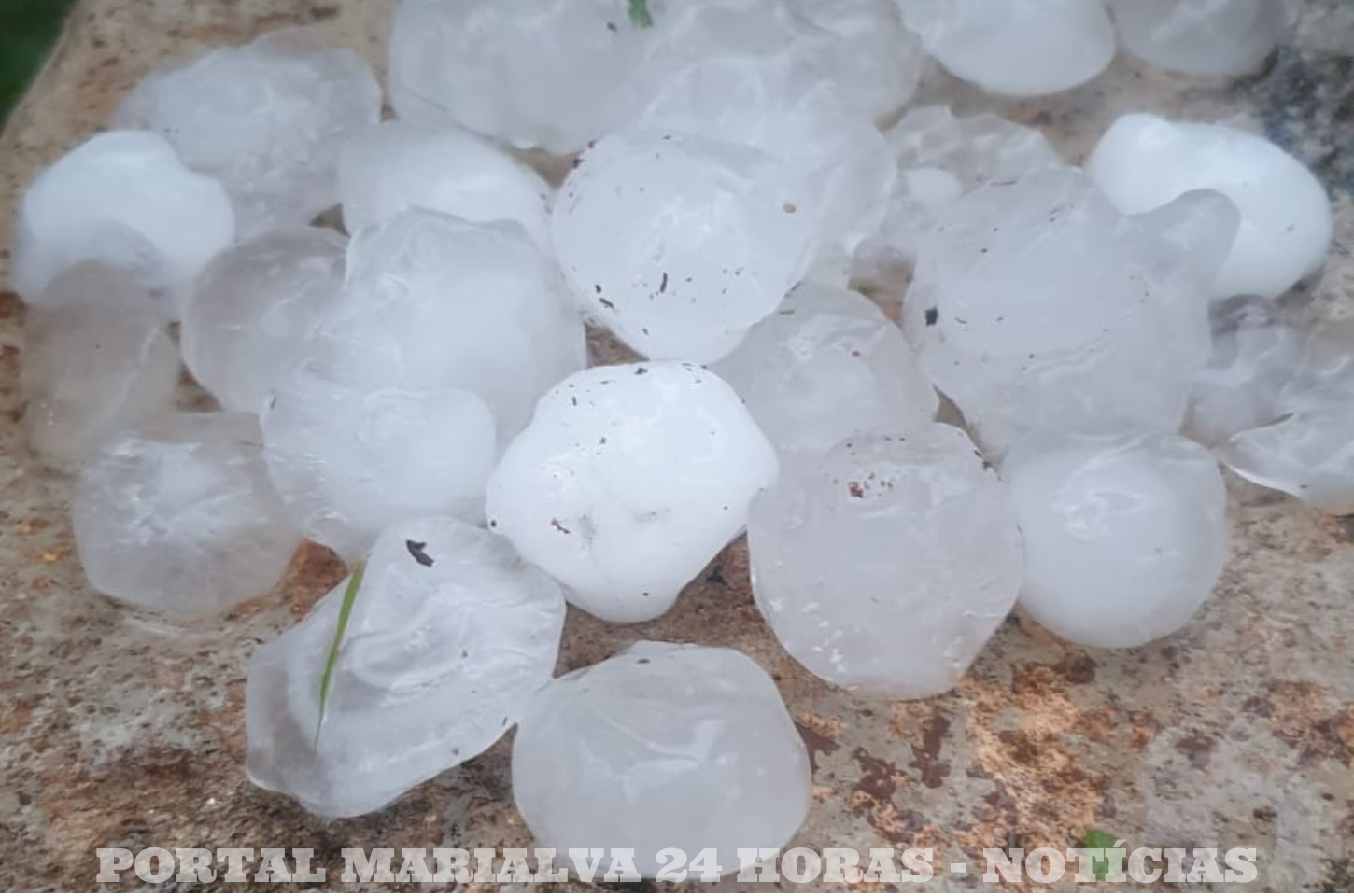 VEJA O VÍDEO: Temporal com Granizo Causa Danos em Escola, UBS e Casas em São Miguel do Cambuí