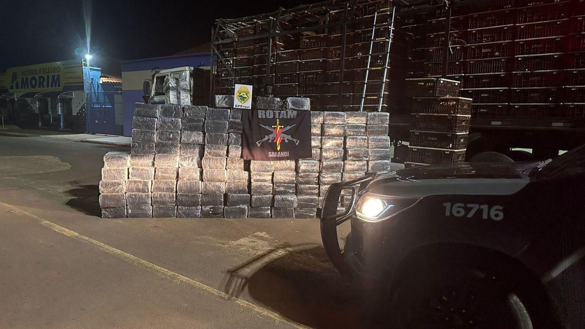 Carga de frango escondia mais de 2 toneladas de maconha na PR-542; prejuízo de R$ 4,4 milhões