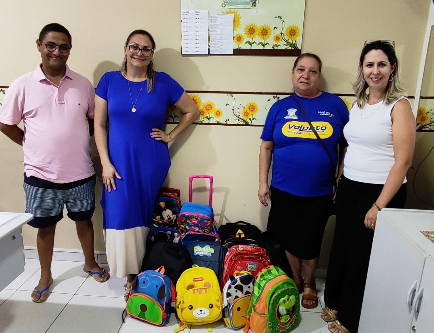 Projeto A Mil Por Hora entrega 30 mochilas para crianças da rede municipal e famílias carentes