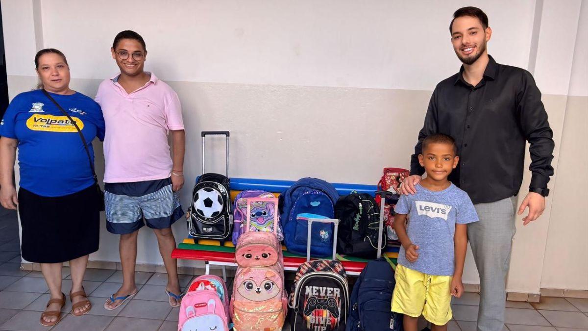 Projeto A Mil Por Hora entrega 30 mochilas para crianças da rede municipal e famílias carentes