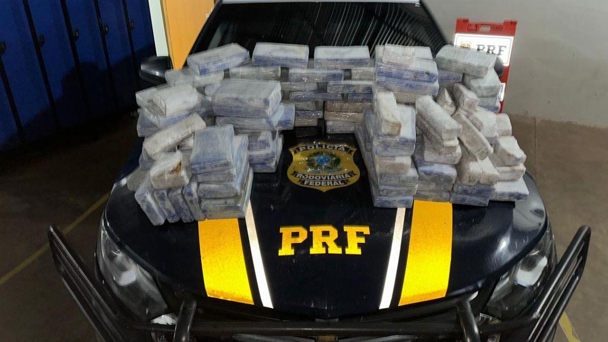 PRF corta assoalho de caminhonete com apoio dos Bombeiros e apreende mais de 100 kg de cocaína no Contorno Norte