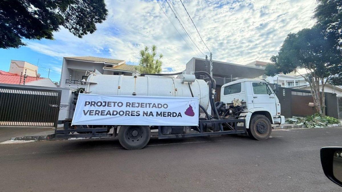 Sessão Extraordinária é cancelada por falta de quórum e caminhão de fossa protesta em frente à Câmara de Marialva