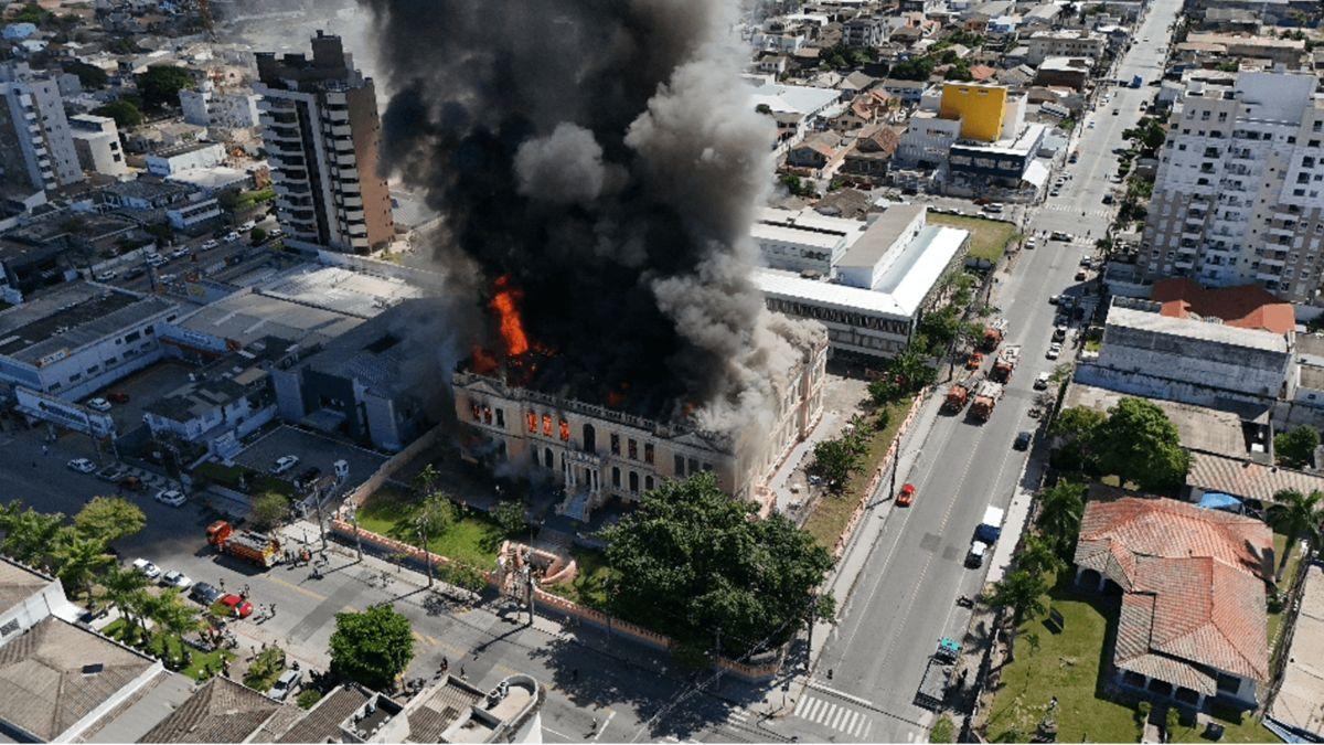 Incêndio de grandes proporções consome prédio histórico do Instituto de Educação em Paranaguá