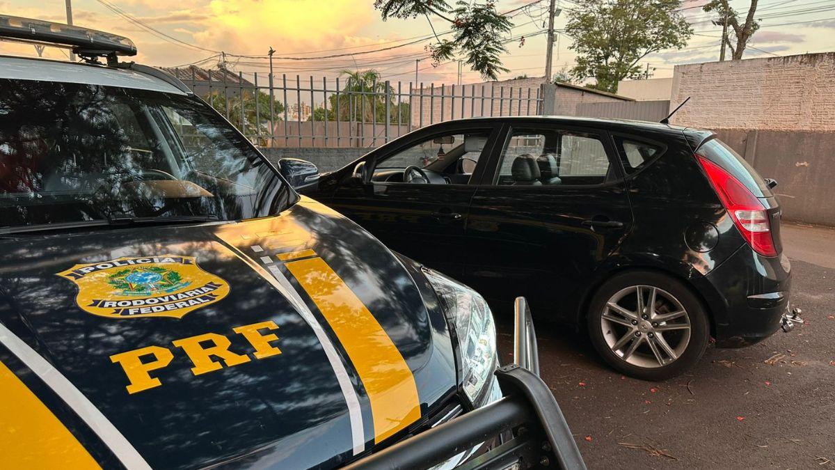 PRF recupera Hyundai i30 roubado em SP e prende casal por adulteração na BR-376 em Maringá