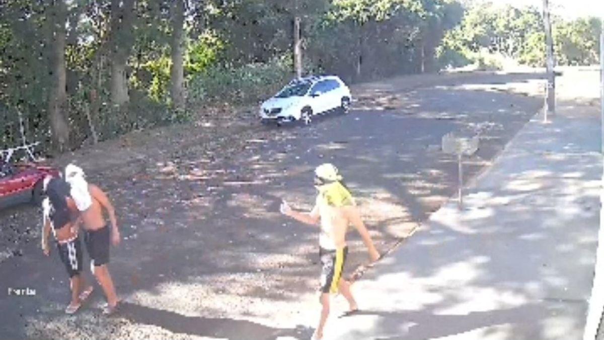 Vídeo: Câmeras flagram trio em tentativa de arrombamento no Jardim Hamada
