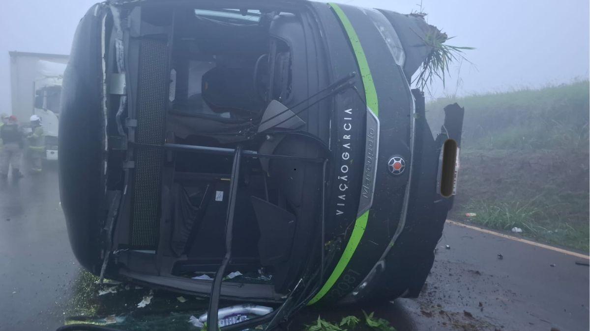 Ônibus da linha Botucatu–Maringá tomba na PR-444 em Mandaguari; três pessoas ficaram feridas