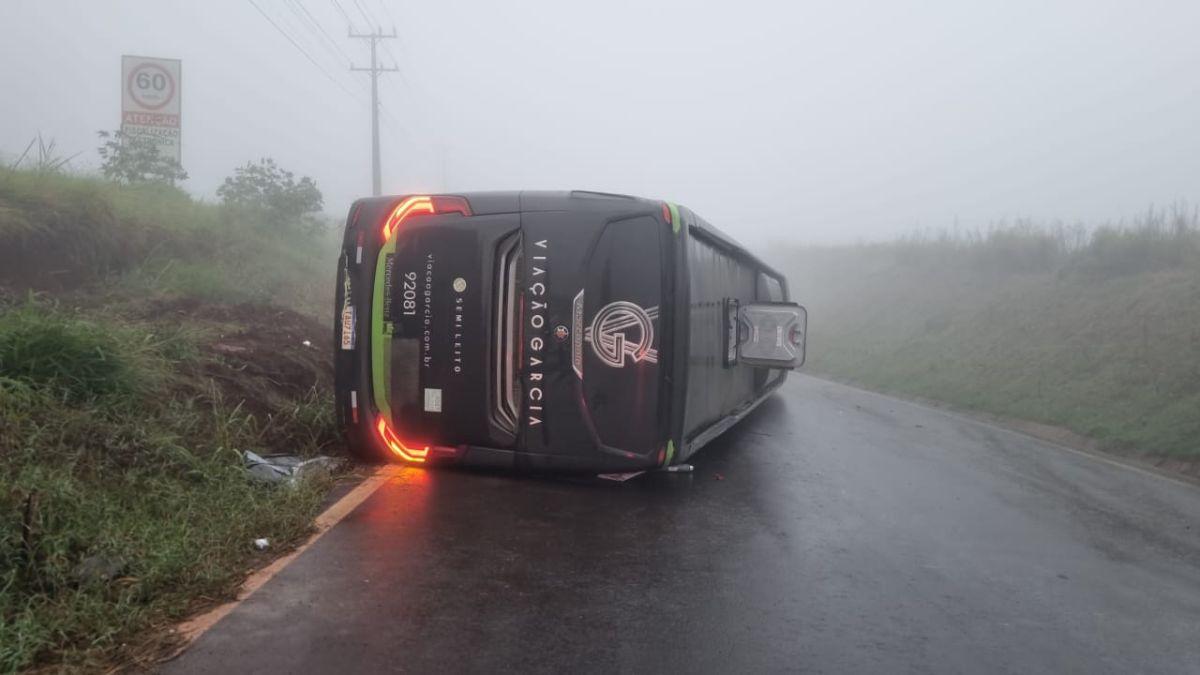 Ônibus tomba na PR-444 em Mandaguari e deixa dois feridos na manhã desta segunda-feira