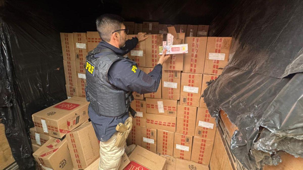 Ao tentar forçar passagem em ponte interditada, caminhoneiro abandona 500 mil maços de cigarros e foge da PRF