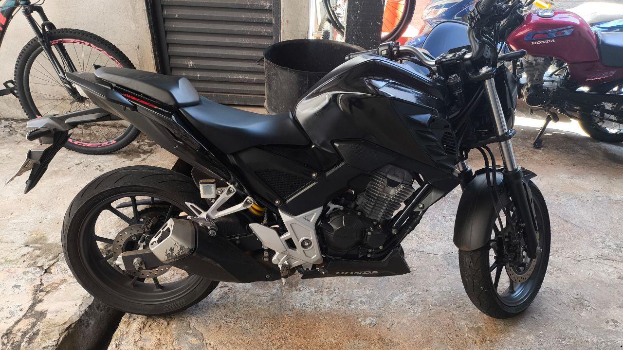 Choque prende homem com moto furtada, pistola 9 mm e crack próximo a Floresta