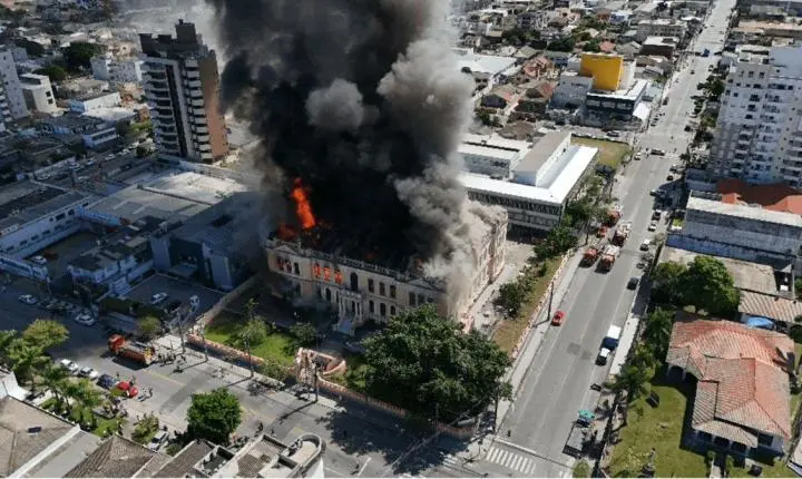 Incêndio de grandes proporções consome prédio histórico do Instituto de Educação em Paranaguá