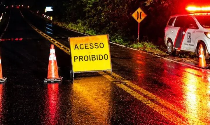 Nível dos rios sobe após fortes chuvas e ponte da PR-554 é monitorada na região