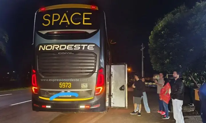 Ônibus é alvo de assalto na PR-317 em Floresta durante a madrugada; criminosos armados fizeram disparos