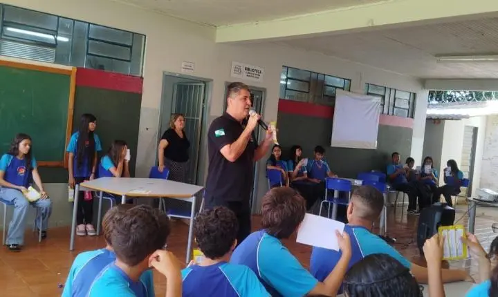Prefeitura de Marialva realiza ação educativa em escolas sobre nova lei para veículos elétricos e ciclomotores